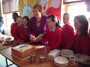 Cutting the georgous cake