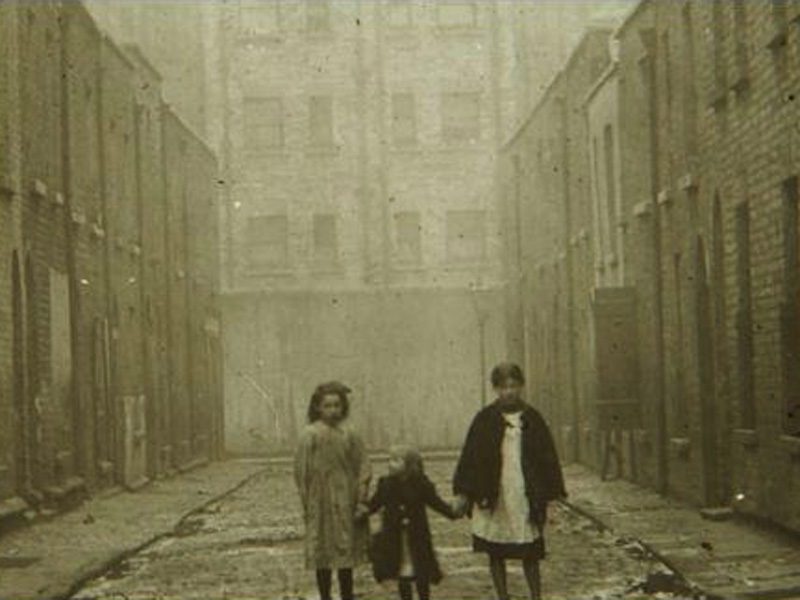 1913 girls on street